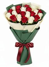 Букет Микс из красных и белых роз в Покровке Воронежской области