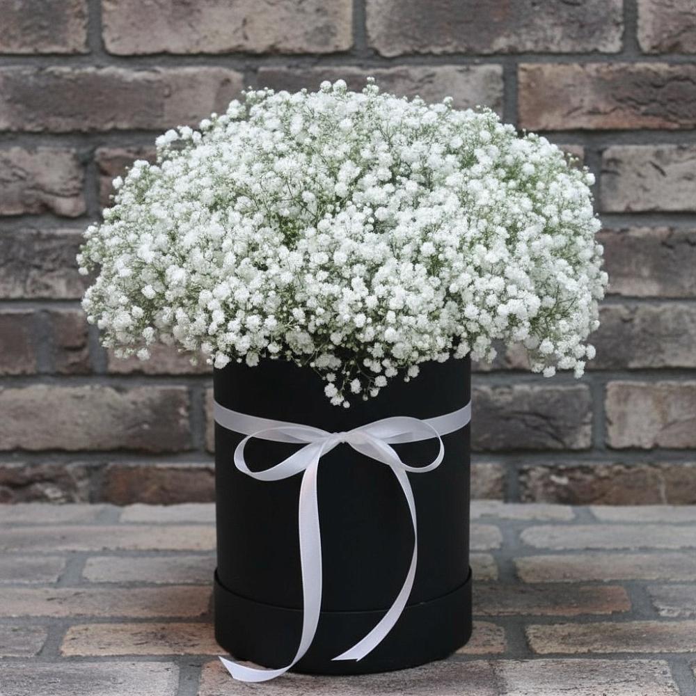 Цветочная композиция из Гипсофила в шляпной коробке в Покровке Воронежской области