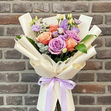 Букет цветов из:  Лизиантусы и Розы в Покровке Воронежской области