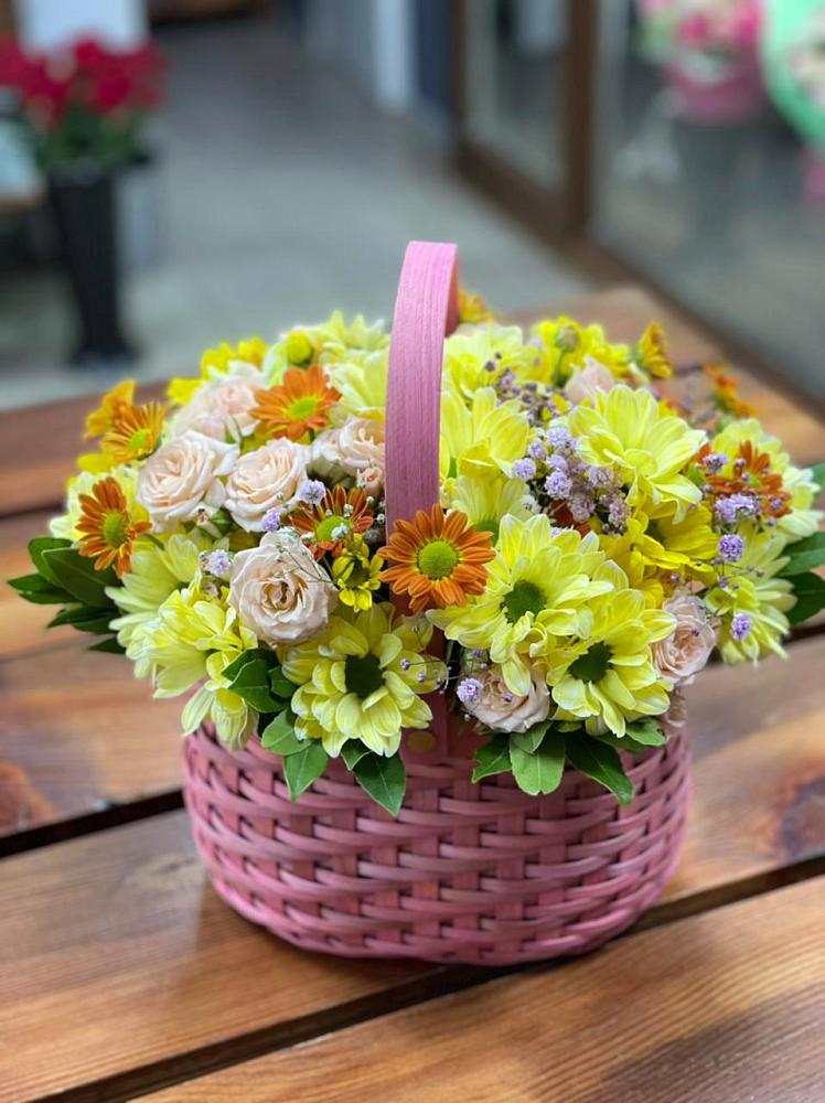 Цветочная композиция из Хризантемы и Розы в корзине в Покровке Воронежской области
