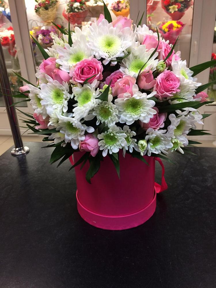 Цветочная композиция из Розы и Хризантемы в шляпной коробке в Покровке Воронежской области