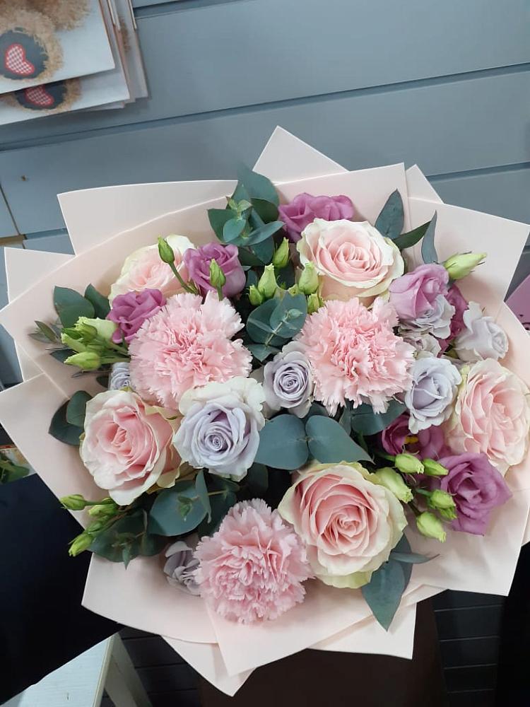 Букет цветов из: Розы, Гвоздики и Лизиантусы в Покровке Воронежской области