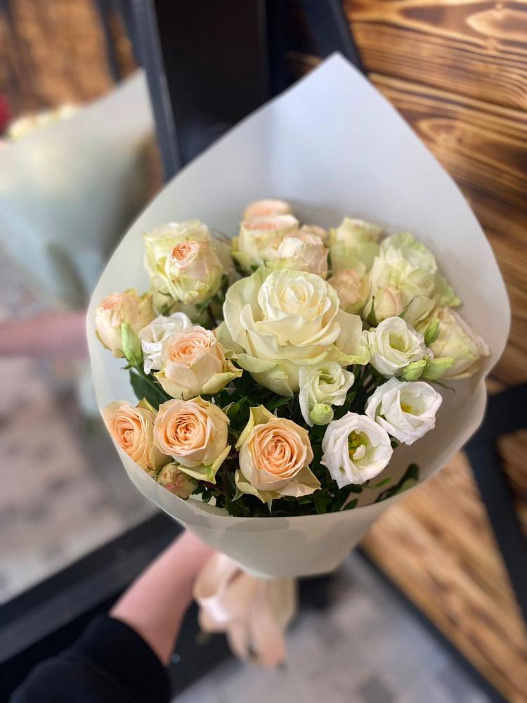 Букет цветов из: Розы и Лизиантусы в Покровке Воронежской области